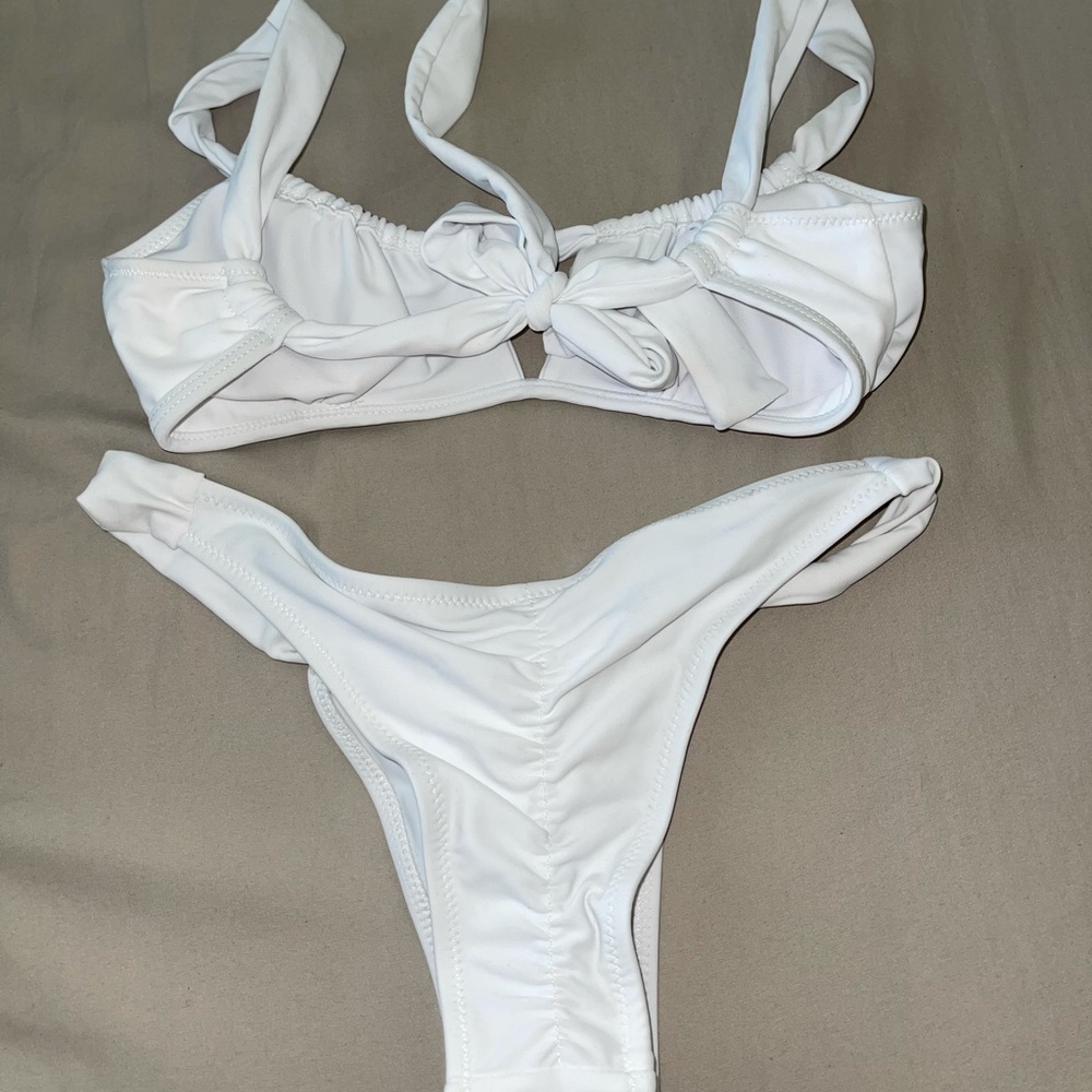 White bikini - Picture 3 of 3